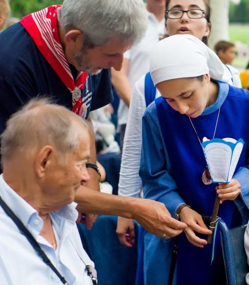 dienste te staan van onze zieken en ouderen die verblijven in het gastenverblijf Saint Frai. De jongeren helpen mee bij de verzorging en bij de maaltijden.