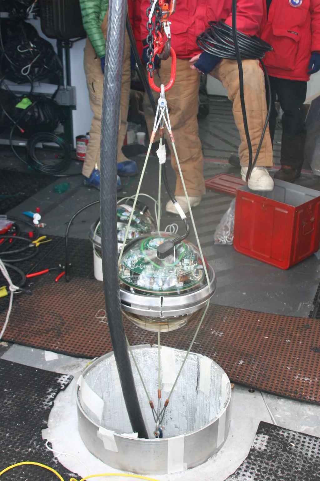 Hoofdstuk 2. De IceCube detector het oppervlak. De IceCube detector bestaat uit een component op het oppervlak van de Zuidpool, IceTop en een component in het ijs, InIce [27].