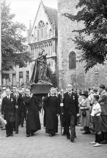 Sigismund als drager van het Mariabeeld bij een processie. De andere drager is br. Callixtus Buizer. Carrying the statue of St.Mary with Br. Callixtus Buizer. Sigismund Tagage: een markant mens; een mens met een bijzondere gebruiksaanwijzing.