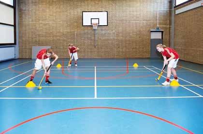 E n v e r d e r Lopen met de bal Driehoeken in de praktijk Overspelen en aannemen Maar in elke klas zitten ervaren hockeyers die het allemaal al weten.