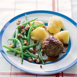 Dag 4: lunch aardappelen met gehaktbal en groene bonen 4 middelgrote aardappelen 120 gram groene bonen 1 soeplepel olijfolie 1/3 kopje ahornsiroop 1 theelepel gemalen komijn 2 laurierblaadjes 2