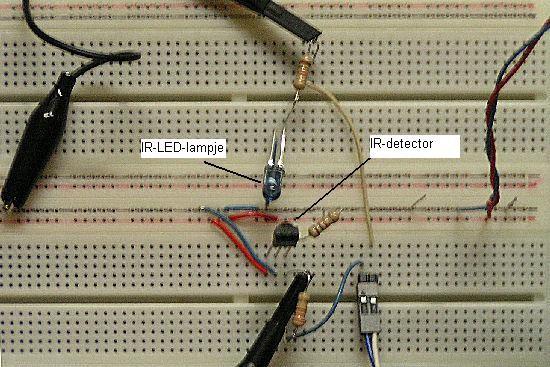 rechts en de IR detector van het type TSOP, met de drie aansluitingen. De uitgang is normaal hoog, maar wordt laag als er infrarood licht wordt ontvangen van de juiste frequentie.