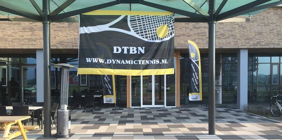 ontvangstcomité, het ophangen van de wedstrijdschema s en het plaatsen van vlaggen en banners van de Dynamictennis Bond Nederland. Buitenlands bezoek Vind ons online: www.