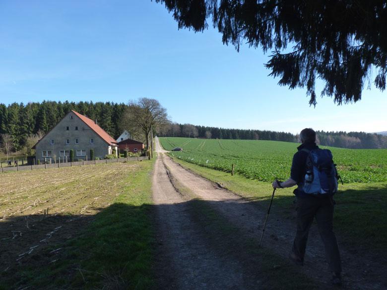 Met hernieuwde energie lopen we het stukje terug om daarna rechts de 'H' de berg op te volgen.