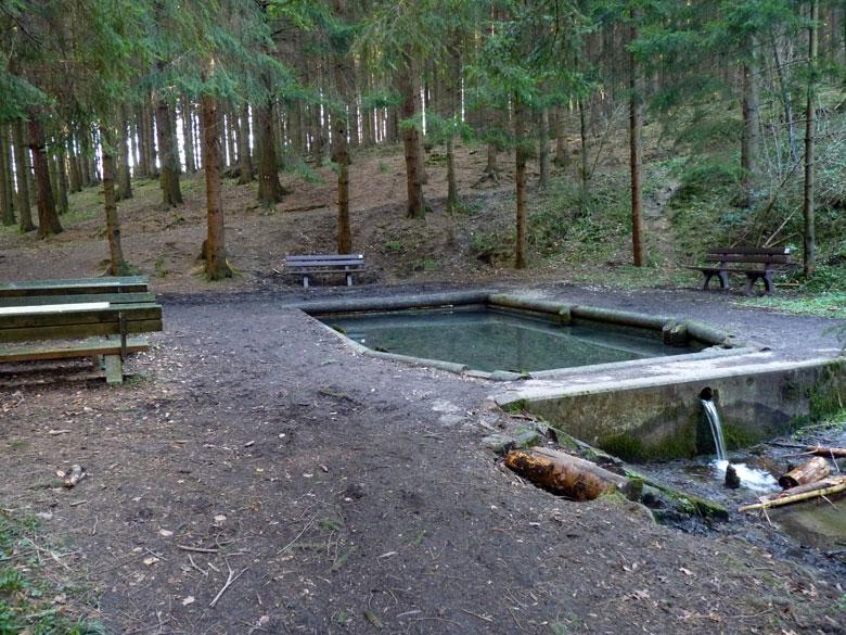 Er is een bushalte, en eenmaal uit de bos gekomen is er een mooi uitzicht in het dal rechts. We gaan er rechtsaf en lopen op het Gasthof beneden aan de hoofdweg af.