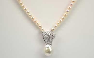 6 g bruto (Maat: 55) 113 1500,00/1700,00 Collier de perles Akoya avec breloque et fermoir en or blanc 18 ct sers d 1 perle
