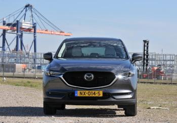 Zelfs bij Mazda verschillen de meningen namelijk of de CX-5 voor modeljaar 2017 een sterk verbeterde of een geheel nieuwe auto is.