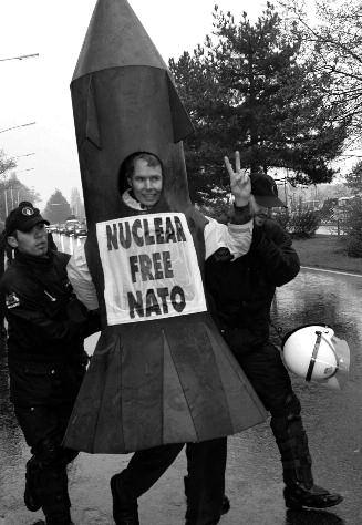 Een verbodsverdrag is onverzoenbaar met NAVOverplichtingen De NAVO verklaarde in het Strategisch Concept (SC) van 2010 dat de NAVO, zolang er kernwapens bestaan, een nucleaire alliantie zal blijven.