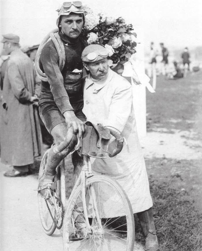 Frankrijk was indertijd het Mekka - - van de belangrijkste wielerwedstrijden ter - - - eerste renner die erin slaagde om tweemaal - maals gewond. - tegenligger.