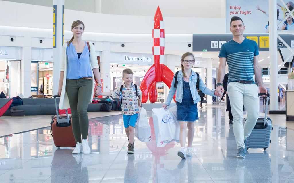 REIS VLOT VIA BRUSSELS AIRPORT STAP 1 VOOR JE THUIS VERTREKT STAP 2 NAAR DE LUCHTHAVEN STAP 3 CHECK-IN Deze gids helpt je in 4 eenvoudige stappen van je voordeur tot aan het vliegtuig.