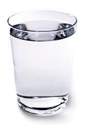 Water: nu én later! Ons lichaam heeft dagelijks 2,5 liter vocht nodig. 1 liter wordt aangebracht via de voeding, de resterende 1,5 liter moeten we drinken. Water krijgt hierbij de voorkeur.