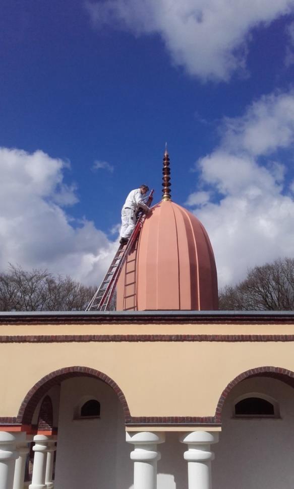 Koepel; voorjaar 2016, Van de website van Sada Shiva Dham De tempelzaal omvat een vierkante ruimte met zowel links als rechts een kleine uitbouw.