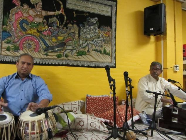 tabla in de Shri Shiv Mandir in Arnhem Van de bhajans worden de melodieën op het harmonium gespeeld, een begeleiding met akkoorden is optioneel.