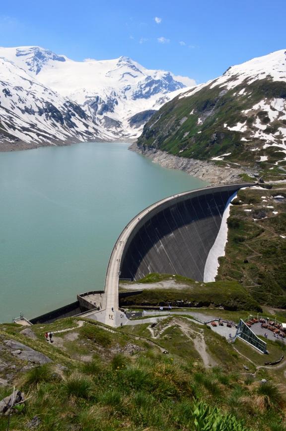 Maandag 17 juni. Kitzsteinhorn Wij werden allen wakker met stralend mooi weer. Na het ontbijt gingen wij carpoolend naar Kaprun, waar we een energiecentrale bezochten.