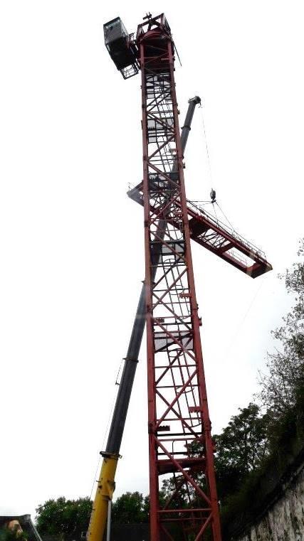 Als eerste werd de toren samengesteld op de fundering.