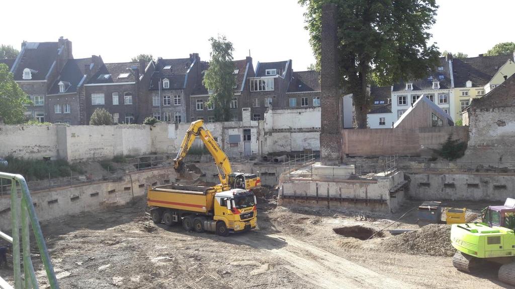 Dit gebeurt in samenspraak met het waterschap Limburg. De eerste vrachtwagen grind wordt geladen.