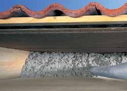 Isolatie wordt van buitenaf geplaatst... wanneer de dakpannen niet meer dicht of ernstig verweerd zijn en moeten worden vernieuwd. De binnenbekledingen blijven in stand.