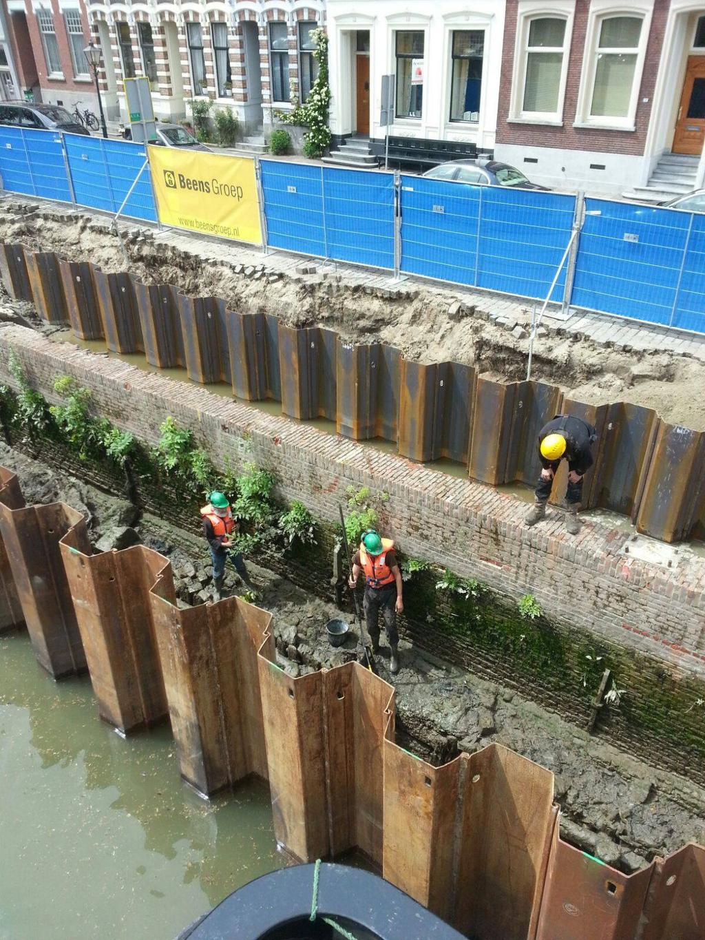 Wolwevershaven, noordkade, Dordrecht Ondergronds 75 Een deel van het te vervangen stuk van de kademuur tussen de