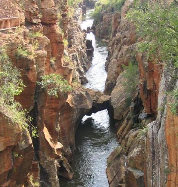 7. De Blyde River Canyon nabij Bourke s Luck Potholes The Blyde River Canyon is the third largest canyon (26km wide) worldwide, after the Grand Canyon (USA) and the Fish River Canyon in Namibia.