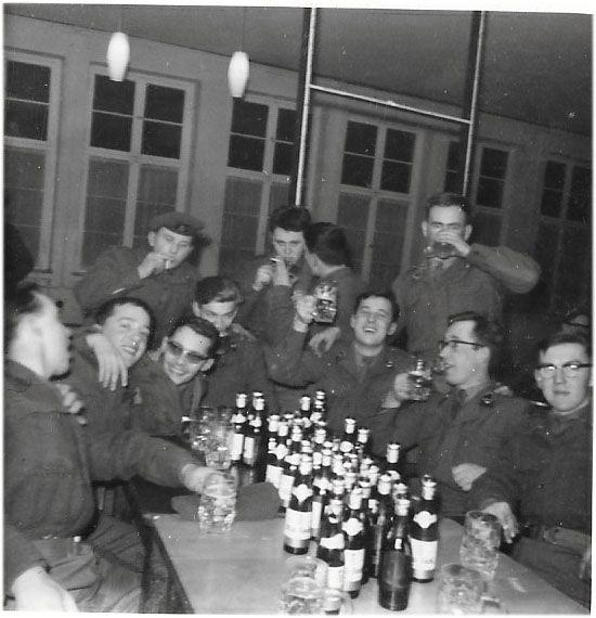 14 September 1964 de kliek van de Carabiniers Enkele jonge kerels worden opgeroepen om het vaderland te dienen.