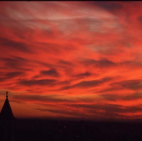 Vanaf het aardoppervlak gezien bestaat ze vaak uit afzonderlijke wolken, in de vorm van witte, fijne draden. Soms komt ze voor in kleinere of grotere witte plukken of smalle banden.