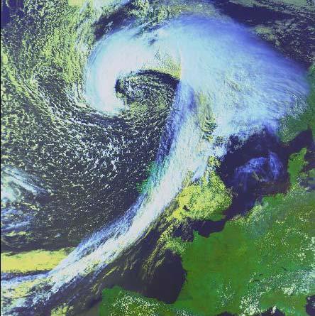 Dit houdt in dat Fig 3: VIS-beeld 8 spetember 1999 15:03 UTC: cirrus behorende bij warmtefrontscherm over de Atlantische Oceaan Fig 4: IR-beeld 8 september 1999 15:03 UTC: cirrus behorende bij