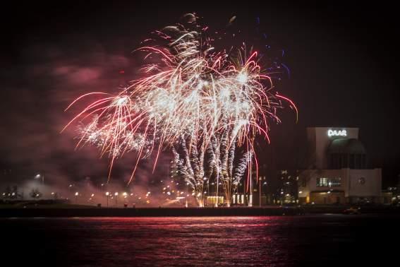 BONUS TIPS PAGINA 35 VUURWERK FOTOGRAFEREN Het fotograferen van vuurwerk doe je ook vanaf statief.