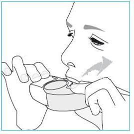 Breng uw inhalatr p mndhgte en sluit uw lippen rndm het mndstuk. Bedek de luchtinlaat niet terwijl u uw inhalatr vasthudt. Inhaleer niet via de luchtinlaat. 2. Haal via uw mnd snel en diep adem.
