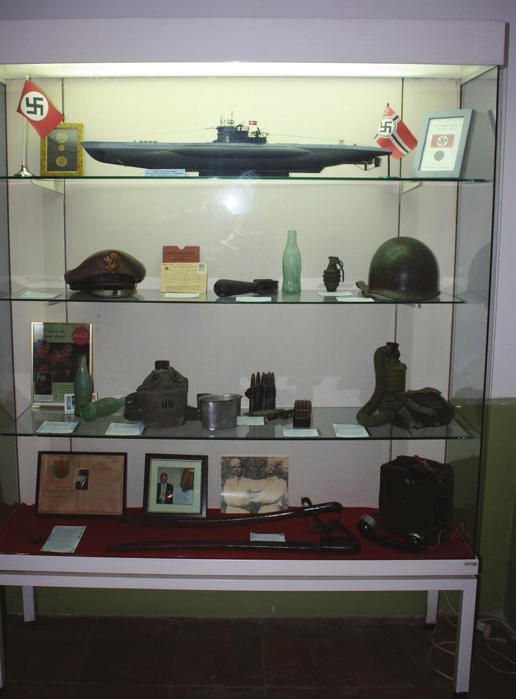 Prinses Beatrix. Gedurende deze expositie werden artefacten uit de Tweede Wereld Oorlog (WOII) op Curaçao, tentoongesteld.