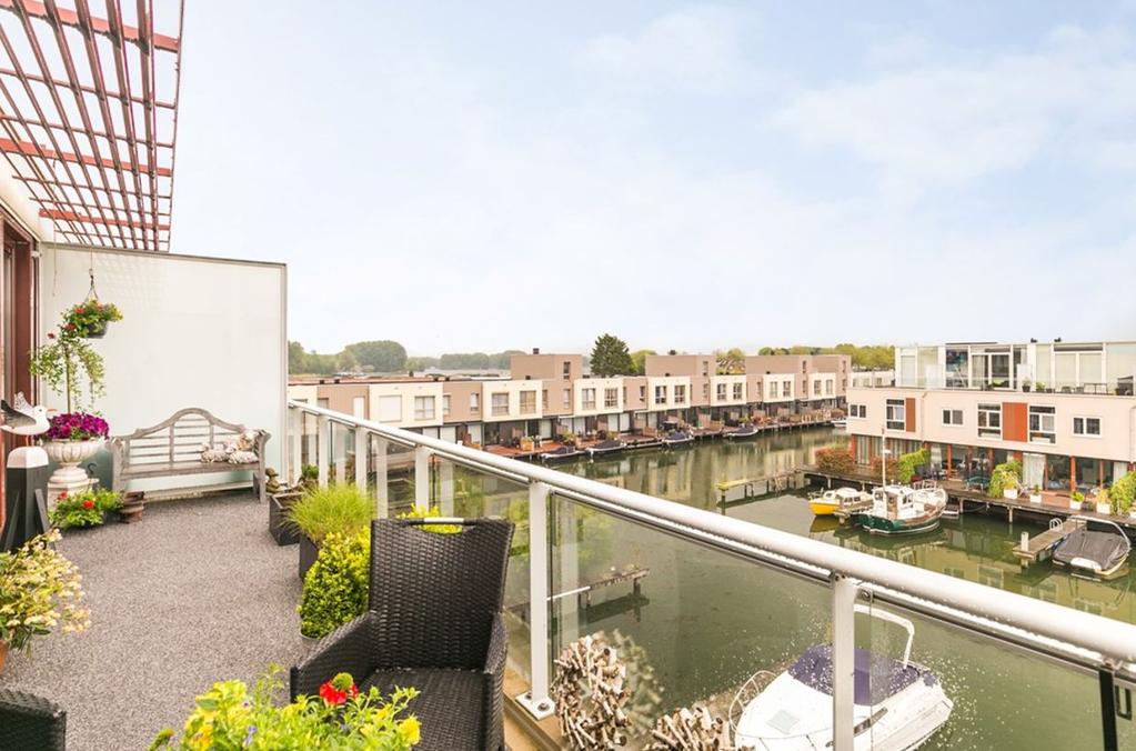 Ligging en indeling Bijzonderheden: - fraai 3 (voorheen 4) kamer appartement aan het water met balkon, eigen berging - bouwjaar ca. 2010 - inhoud ca. 295 m3 - woonoppervlakte ca. 96 m², balkon ca.