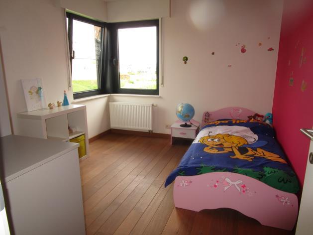 k., De ouderslaapkamer van circa 19 m² is voorzien van een grote vaste