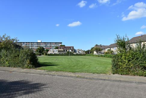 De 2 schoolgebouwen zijn al enige jaren geleden gesloopt. In plaats hiervan worden 8 semi-bungalows van het kwadrant-type en 2 twee-onder-eenkapwoningen terug gebouwd. Jacq.