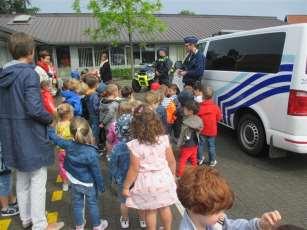 Tijdens de week van het verkeer kregen we ook nog het bezoek van enkele bijzondere voertuigen en hun bestuurders. Op dinsdag 22 mei kwamen twee ambulanciers naar de school.