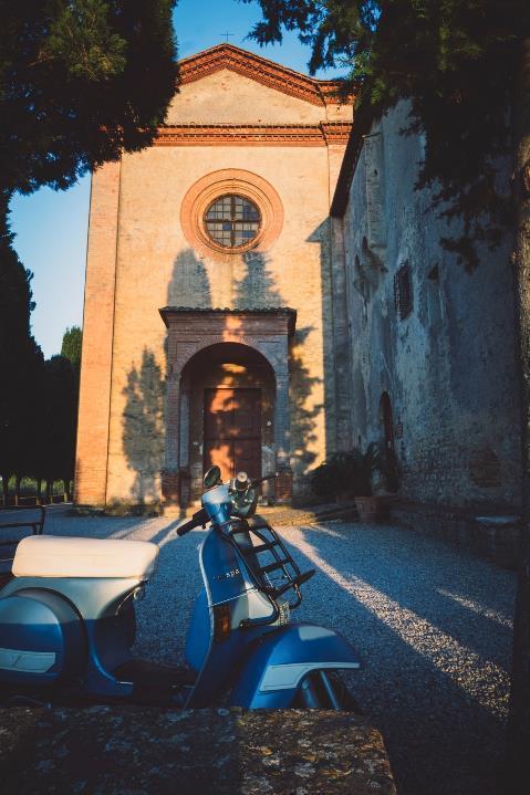 Samen met musici van Collegium Vocale Gent, richtte de Belgische dirigent en Italiëliefhebber Philippe Herreweghe in 2001 de Accademia delle Crete Senesi op.