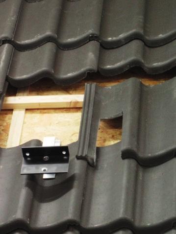 7. Boor twee gaten van 40 mm door het dakbeschot ter plaatse van de dakdoorvoer. Voer de geïsoleerde leidingen met sensordraad door het dak. 8.