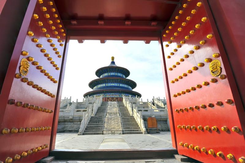 Het heeft schitterende paviljoens, tempels en een grote marmeren boot die keizerinweduwe Cixi heeft laten maken om dinertjes op te houden.