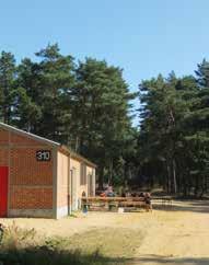 kamp 15 - lamp gebouw: gerestaureerde, niet-ingerichte loods kampgrond: 2000 m² (+/- 150 personen) sanitair: koud sanitair met 6 douches, 6 toiletten en 6 wasbakken