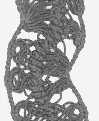 vermijden dat de lussen hierna los vallen. oals bij het samennemen, zijn er twee basisvormen van afwerking: recht: Piquer le crochet dans un anneau, et croch. 1 m. serrée.