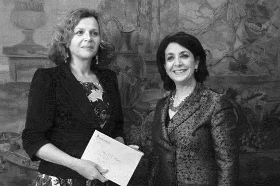 tekst 10 Opdracht aan Edith Schippers Kamervoorzitter Khadija Arib overhandigde Edith Schippers op 28 maart 2017 haar opdracht.