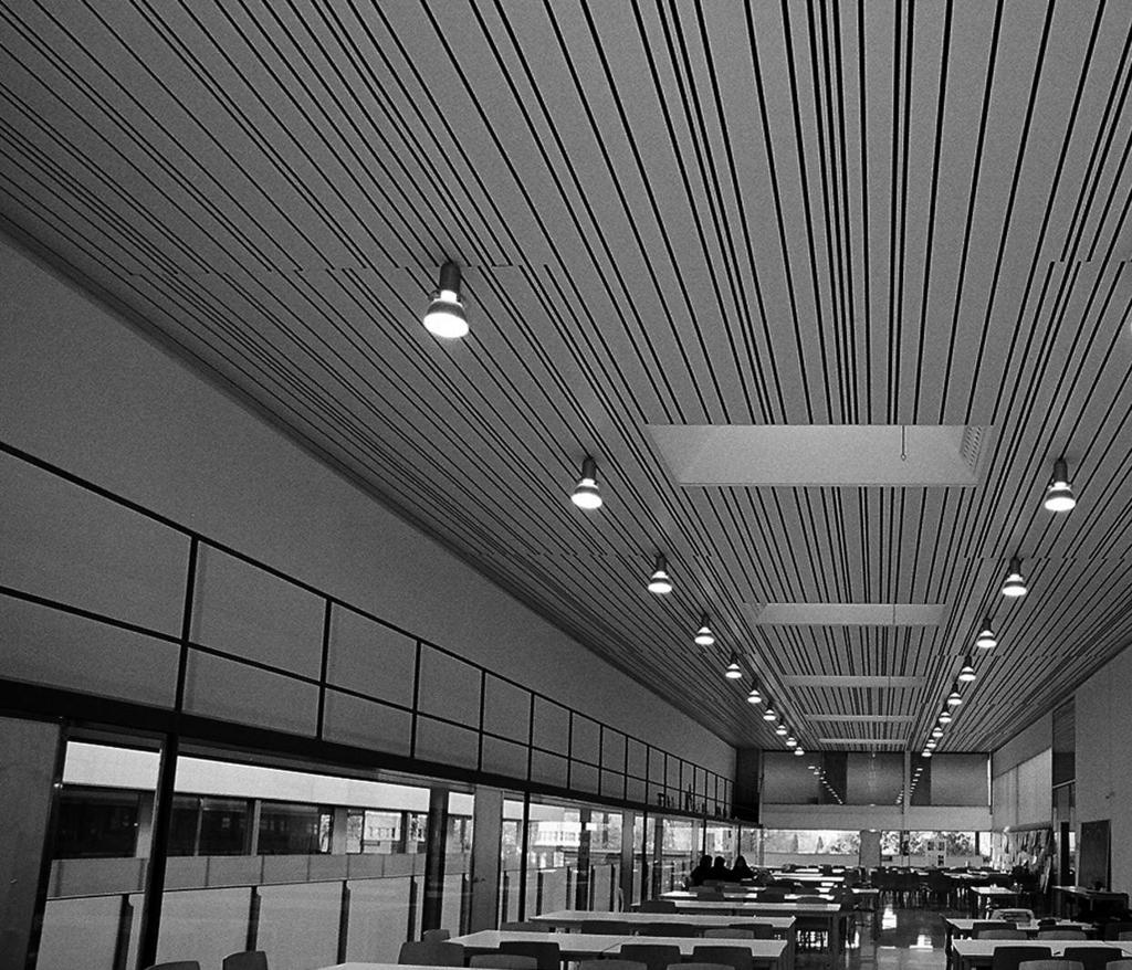 Lineair In lijn met stijl ONTWERPFLEXIBILITEIT Lineaire plafonds van Hunter Douglas bieden interessante ontwerpmogelijkheden.