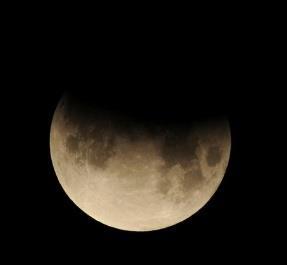 In de totaliteitsfase krijgt de maan een oranje/rood uitzicht.