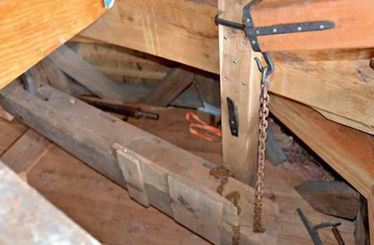 De oude vangbalk, een verzaagde houten roe, blijft dienst doen (foto 2 mei 2014) -PORTRETaangepast worden.