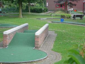 Minigolf in Ster Sint- Niklaas Inkom, minigolf, geld voor drankje, ijsje ( 10 ) Onkosten busje worden later verrekend. Rozen en omgeving.