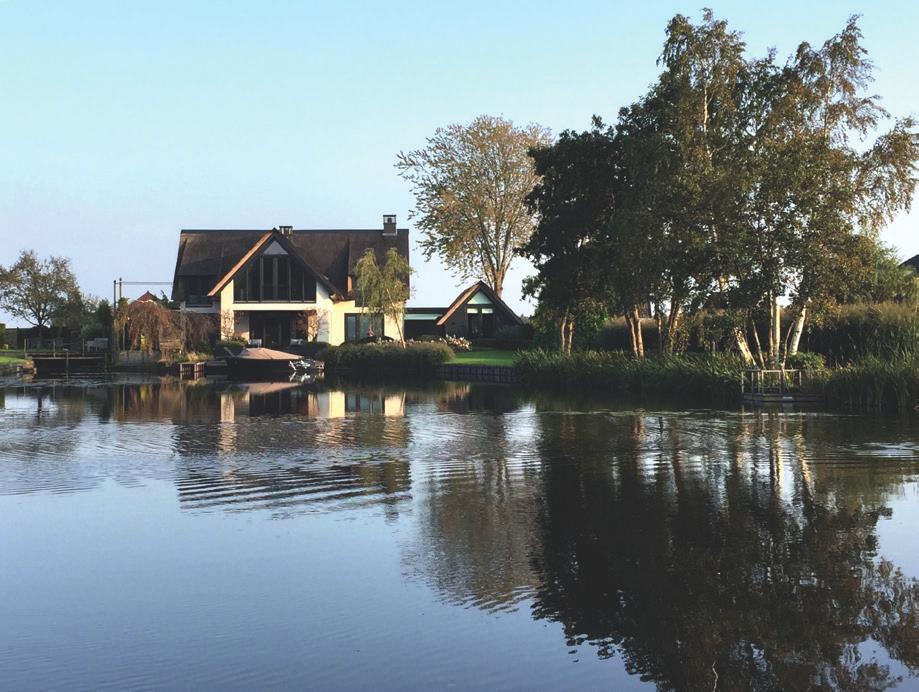 met de aanwezige ruimtelijke kwaliteiten, zoals de plassen en de Markermeerkust, en de goede mogelijkheden voor watersportrecreatie die dit biedt.