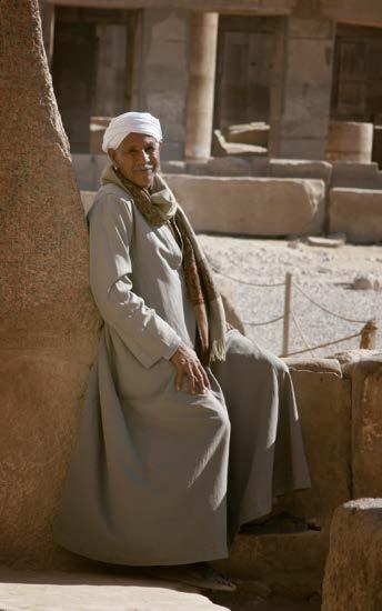 De weg die voert naar de beroemde rotsgraven van koningen, koninginnen en edelen, op de westelijke Nijloever, wordt bewaakt door de befaamde Kolossen van Memnon.