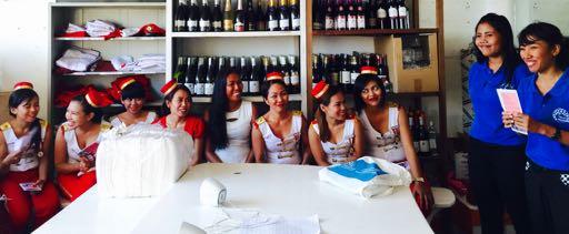 Fondsenwerving op Bali: Red Carpet Champagne Bar Seminyak: Het gehele team draagt onze