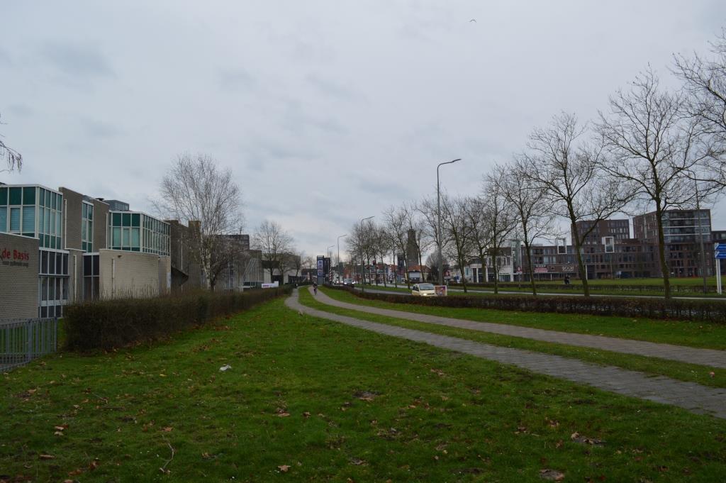 Deze belemmert de windvang en het zicht op de molen vanuit het zuidzuidoosten. De molen staat langs de Eindhovenseweg.