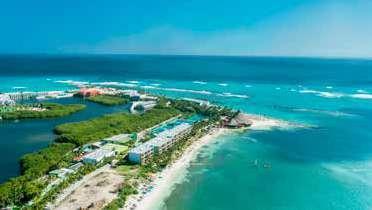 strand aan het helderblauwe water en een groene lagune aan de andere zijde, vindt u Club Med Cancún Yucatán.
