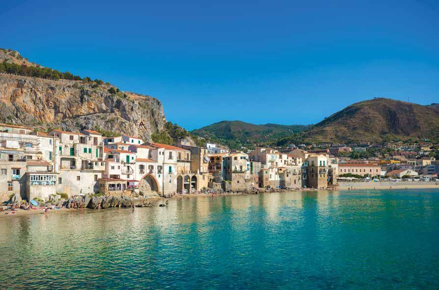 5 Cefalù Sicilië, Italië Ongeëvenaarde uitzichten en het Italiaanse dolce vita voor een uitzonderlijke vakantie in Zuid-Europa.