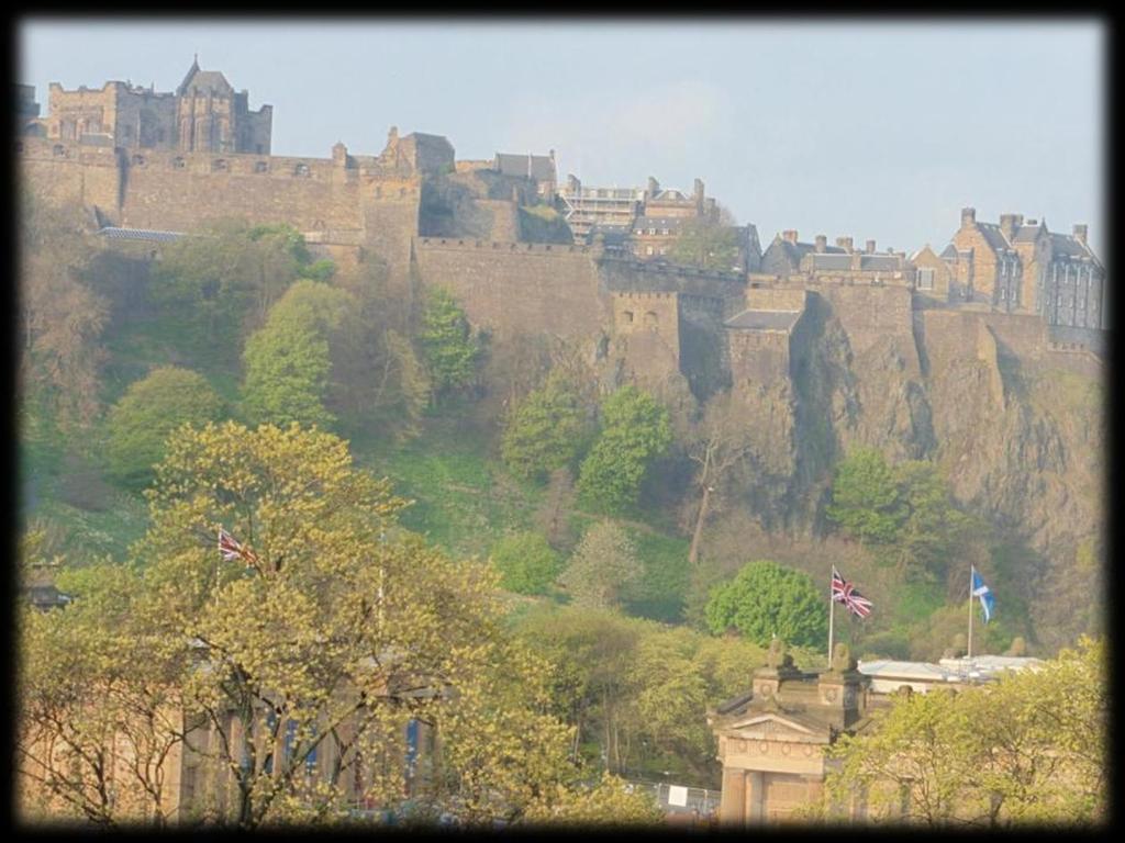 Het kasteel van Edinburgh ligt op Castle Rock, een oude vulkanische